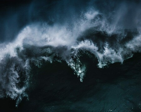 Powerful Photography of Waves in Nazaré, Portugal