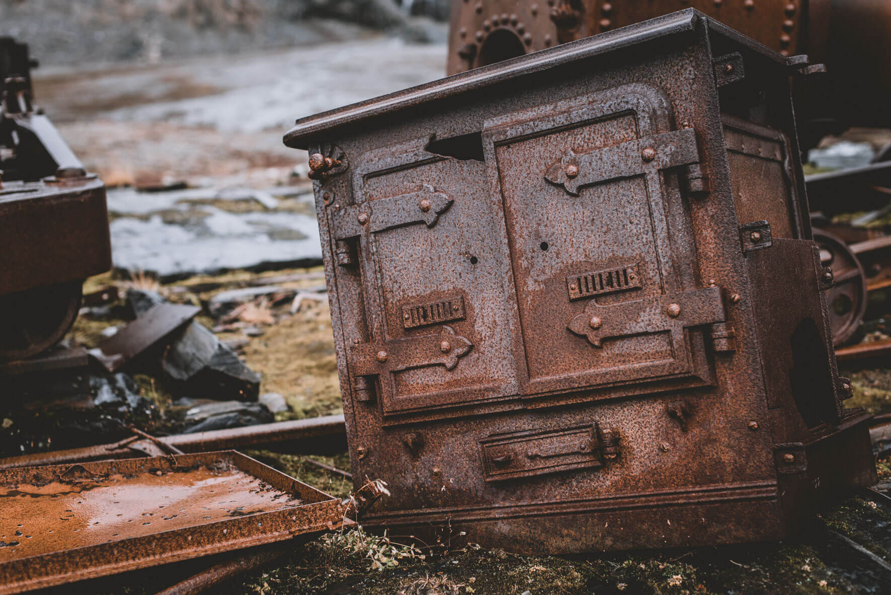 Parts of the rusted steam engine from the old marble mine at Camp Mansfield (New London/Ny-London, Svalbard)